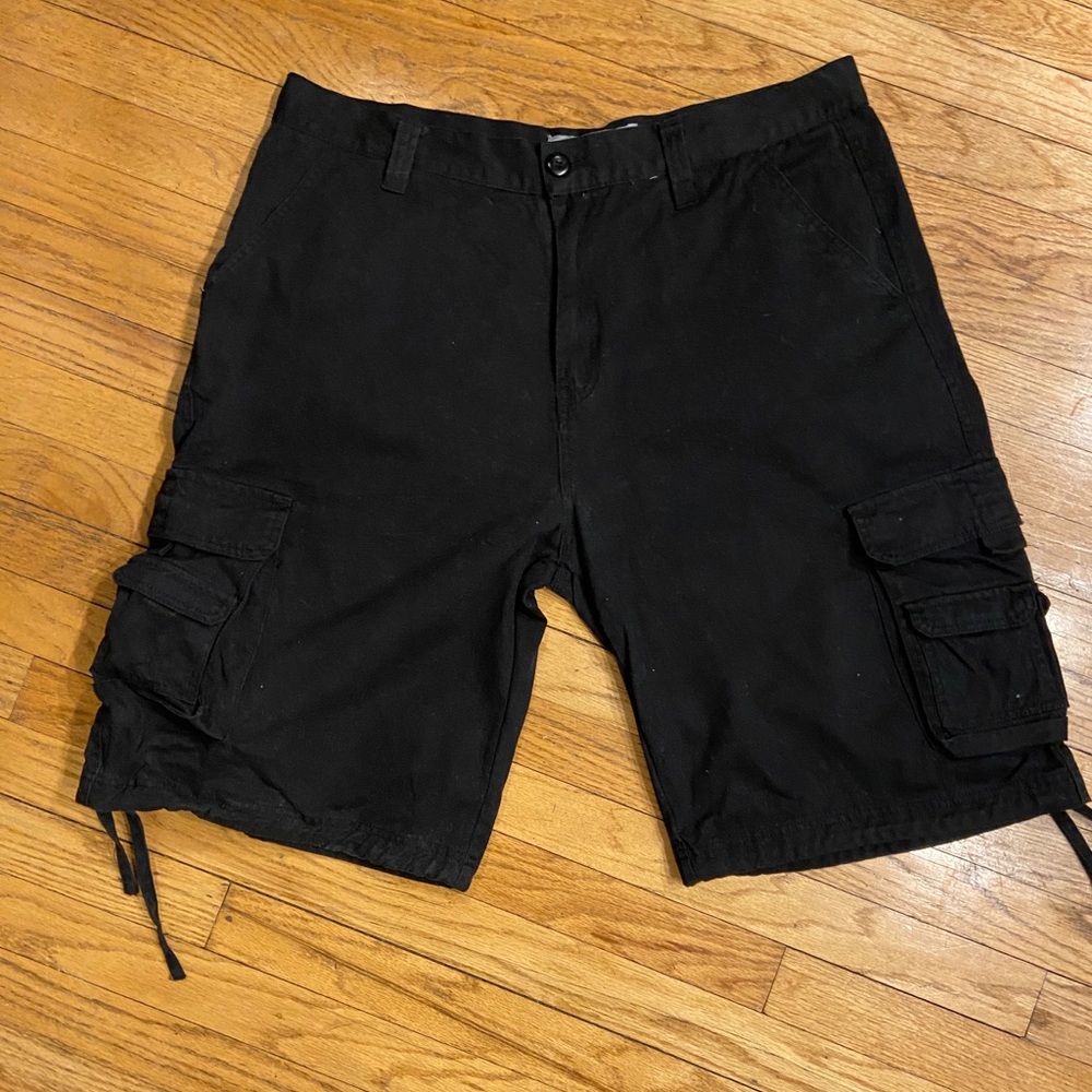 Men’s Black Size 40 Cargo shorts. Priced to sell!